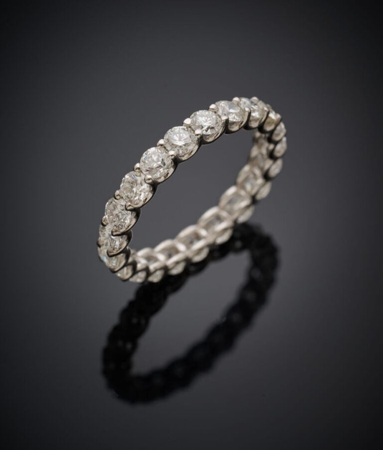 ALLIANCE en or gris (750‰) serti de 21 diamants taille brillant. - Doigt : 52-5…