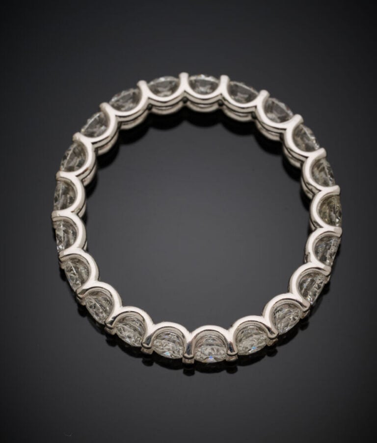 ALLIANCE en or gris (750‰) serti de 21 diamants taille brillant. - Doigt : 52-5…