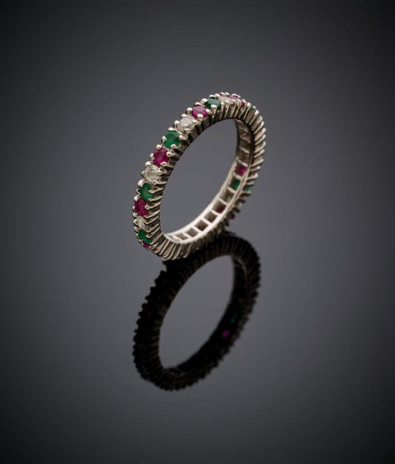 ALLIANCE en or gris (750‰) serti de diamants, rubis et émeraudes alternés. - Do…