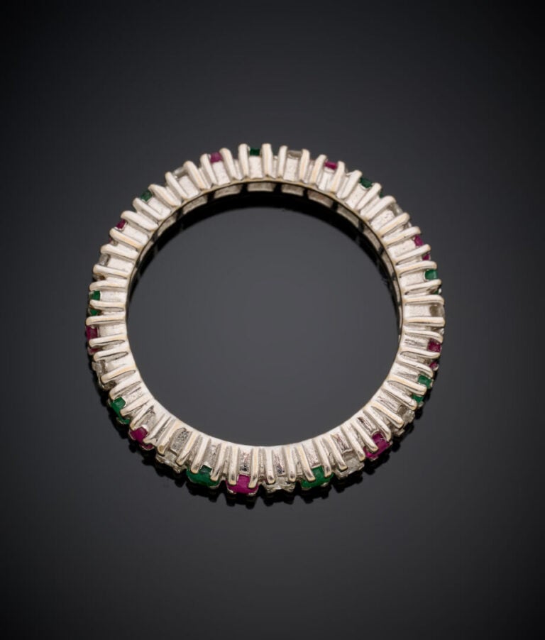 ALLIANCE en or gris (750‰) serti de diamants, rubis et émeraudes alternés. - Do…