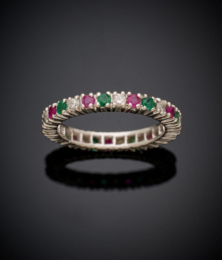 ALLIANCE en or gris (750‰) serti de diamants, rubis et émeraudes alternés. - Do…