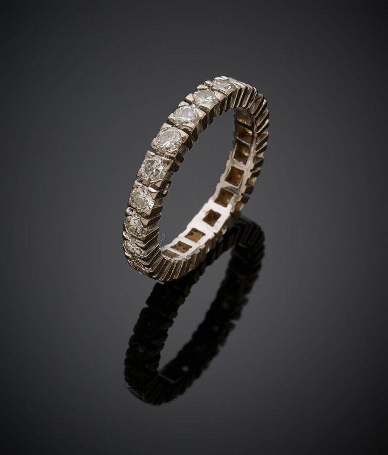 ALLIANCE en or gris (750‰) serti de diamants taille brillant. - Travail françai…
