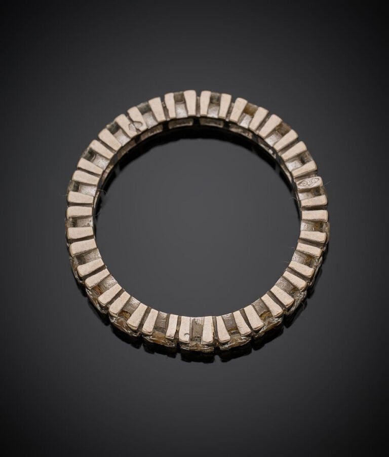 ALLIANCE en or gris (750‰) serti de diamants taille brillant. - Travail françai…
