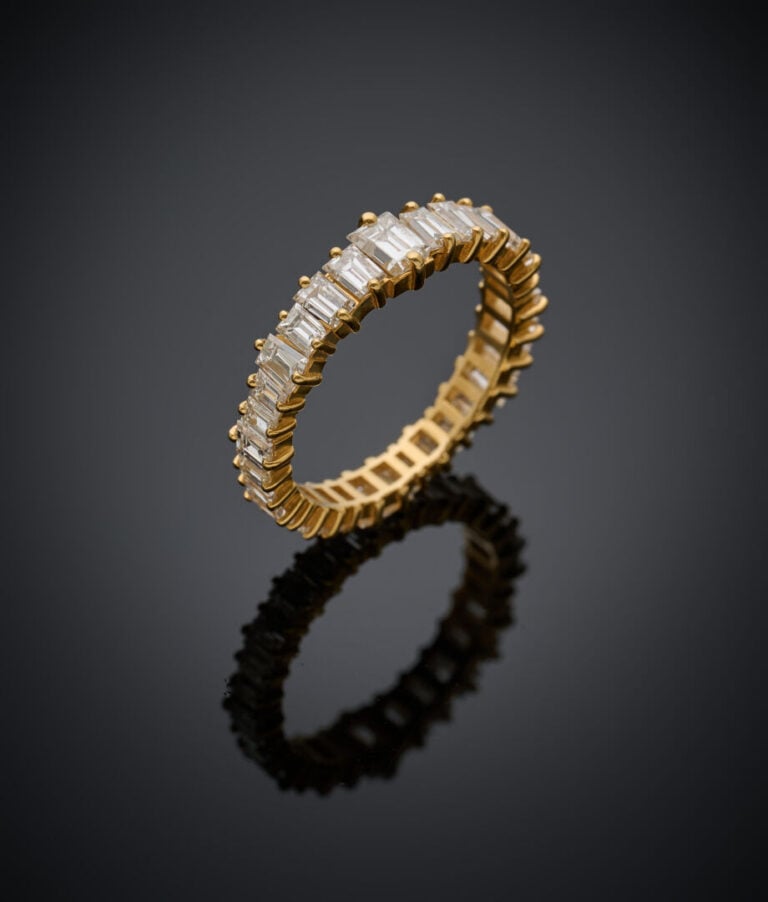 ALLIANCE en or jaune (750‰) serti de diamants taille baguette de tailles différ…