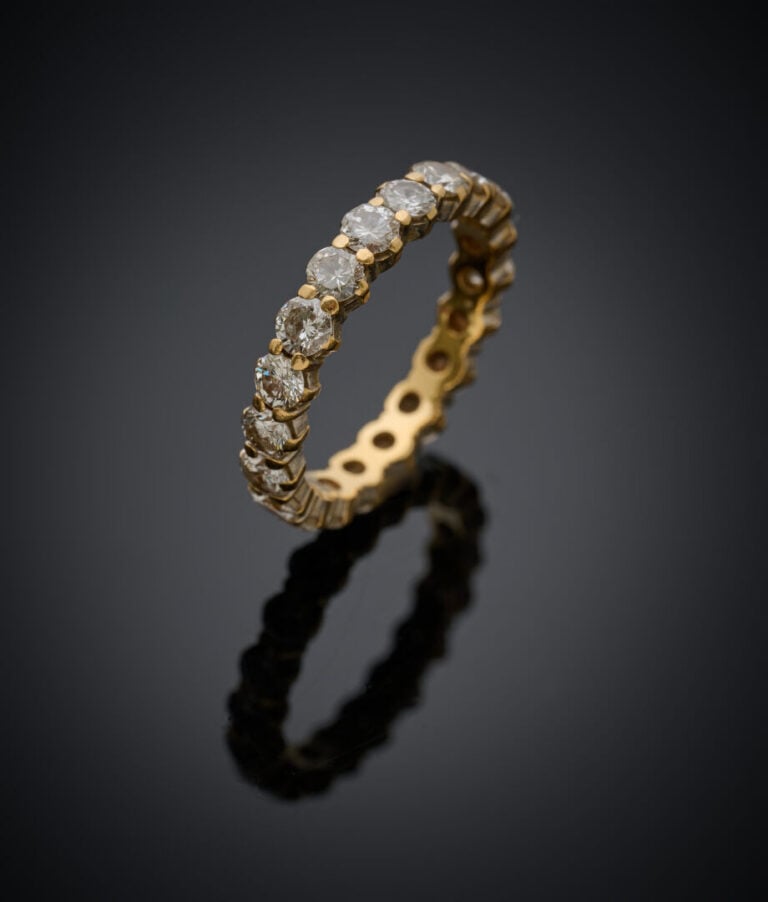 ALLIANCE en or jaune et or gris (750‰) serti d'un alignement de diamants taille…