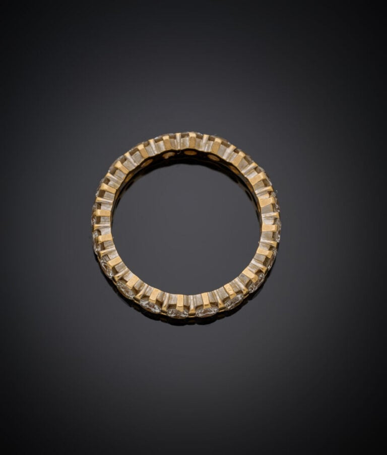 ALLIANCE en or jaune et or gris (750‰) serti d'un alignement de diamants taille…