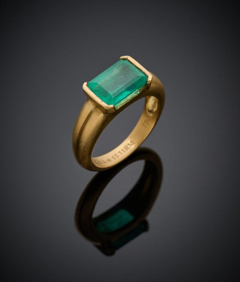 ANTICOA - BAGUE jonc en or jaune (750‰) satiné serti d'une émeraude rectangulai…
