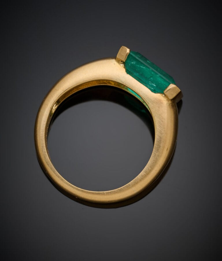 ANTICOA - BAGUE jonc en or jaune (750‰) satiné serti d'une émeraude rectangulai…