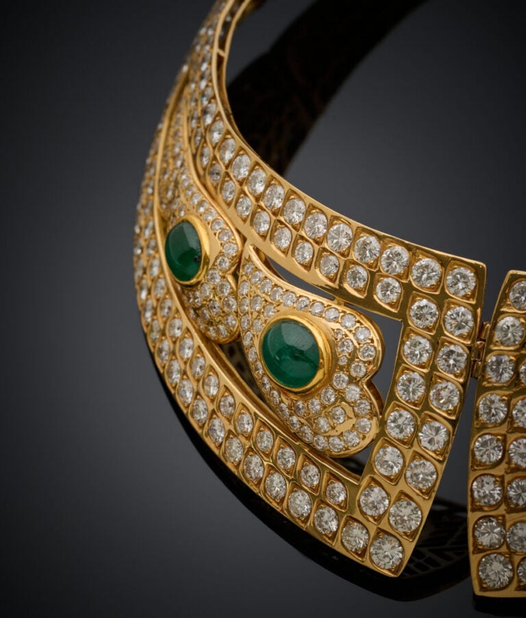 APSARA - Important et large COLLIER "collerette" en or jaune (75O‰) articulé et…
