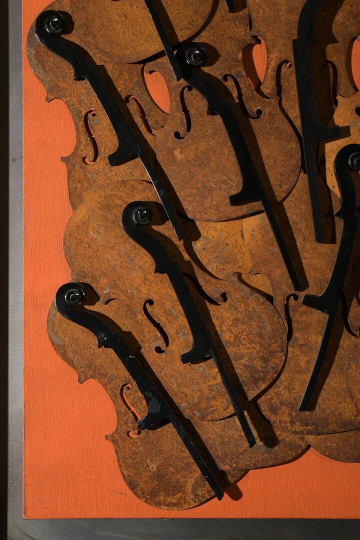 ARMAN (1928-2005) - Accumulation de formes de violons en fer sur panneau - OEuv…