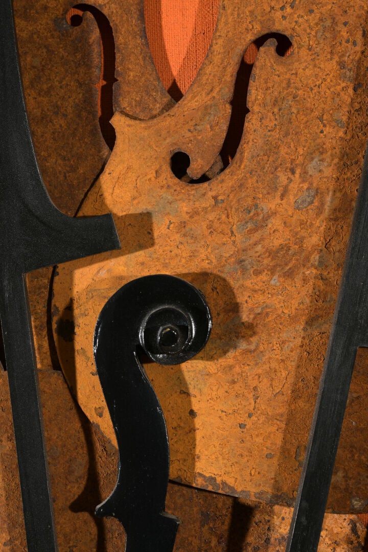 ARMAN (1928-2005) - Accumulation de formes de violons en fer sur panneau - OEuv…