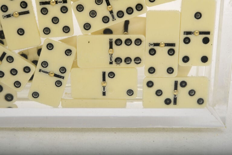 ARMAND PIERRE FERNANDEZ DIT ARMAN (1928-2005) - Inclusion de dominos dans du pl…