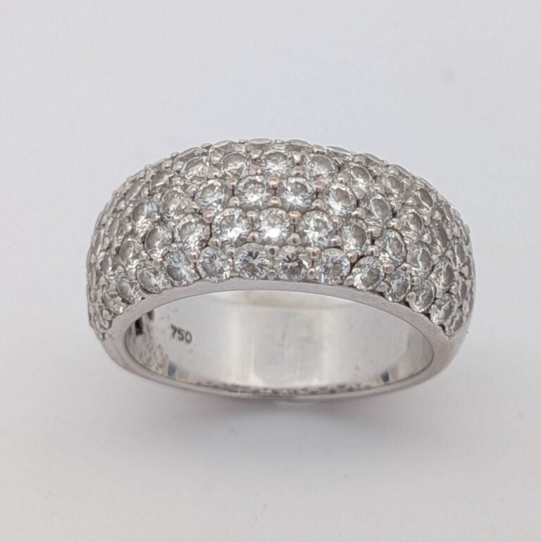BAGUE bandeau en or gris (750‰) pavé de diamants taille brillant. - A rhodier.…