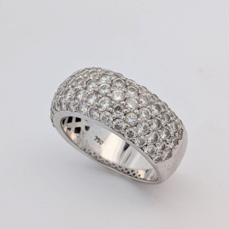 BAGUE bandeau en or gris (750‰) pavé de diamants taille brillant. - A rhodier.…