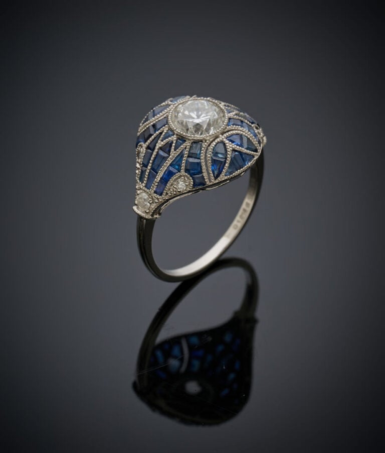 BAGUE bombée en platine (950‰) serti d'un diamant taille brillant, entouré de s…
