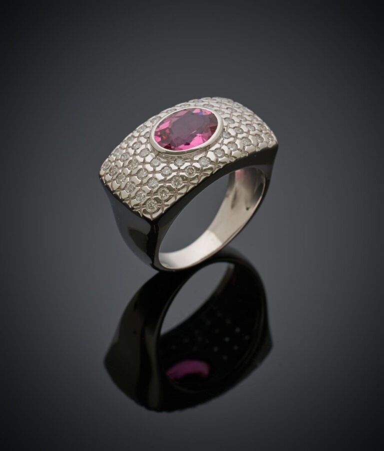BAGUE chevalière en or gris (750‰) serti d'une tourmaline rose de forme ovale,…