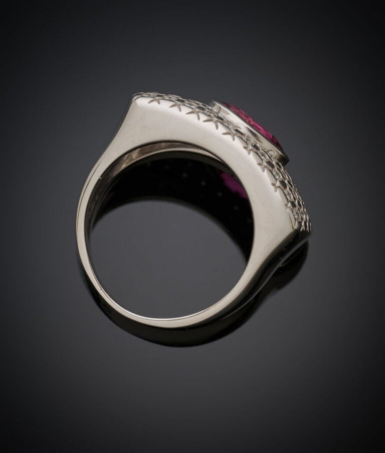BAGUE chevalière en or gris (750‰) serti d'une tourmaline rose de forme ovale,…