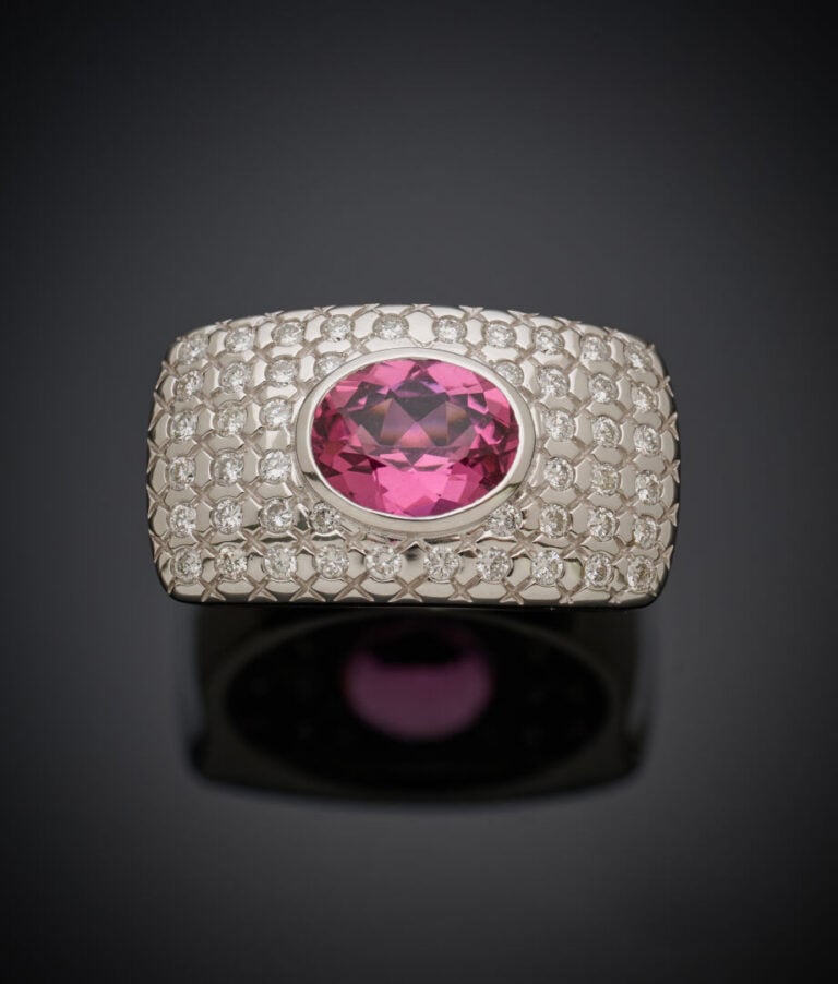 BAGUE chevalière en or gris (750‰) serti d'une tourmaline rose de forme ovale,…