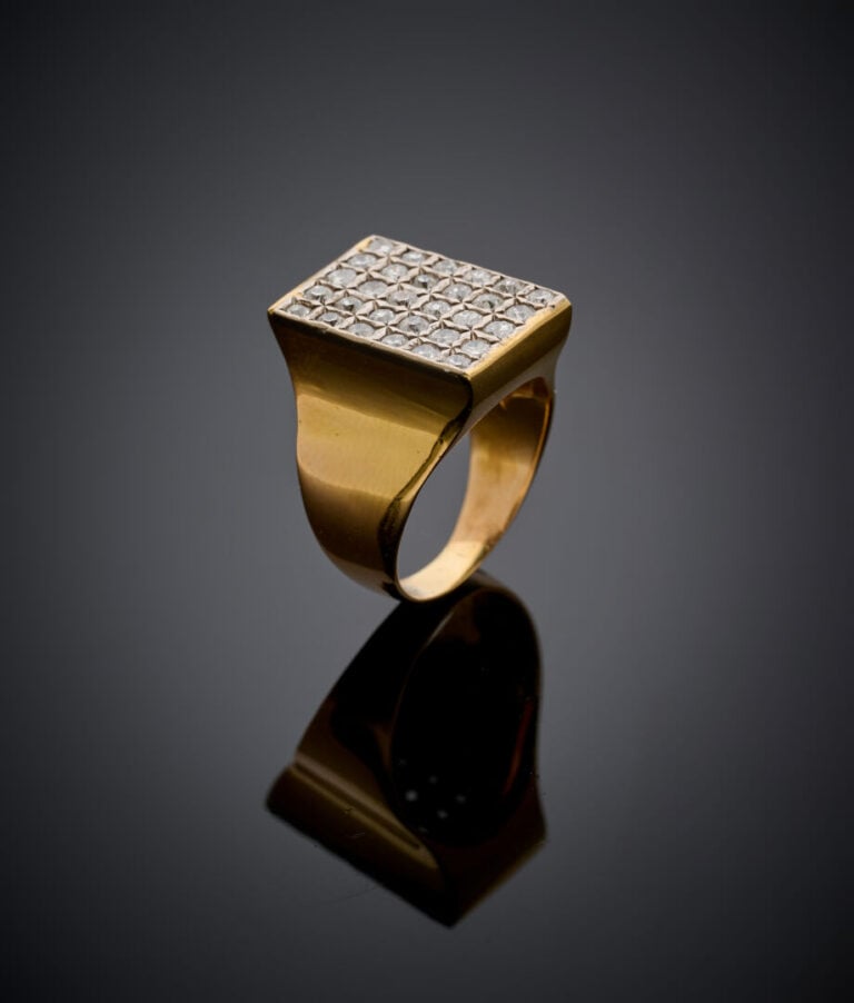 BAGUE chevalière en or jaune (750‰) pavé de diamants taille brillant. - Doigt :…