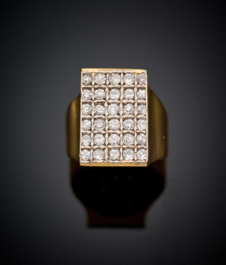 BAGUE chevalière en or jaune (750‰) pavé de diamants taille brillant. - Doigt :…