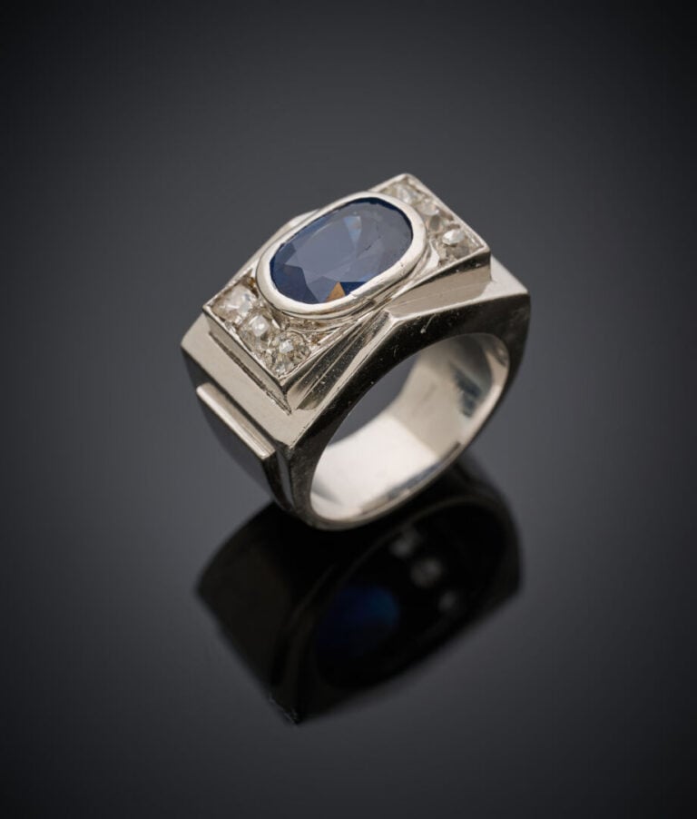 BAGUE chevalière en platine (950‰) ornée d'un saphir ovale en serti clos (trace…