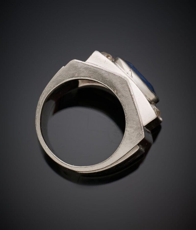 BAGUE chevalière en platine (950‰) ornée d'un saphir ovale en serti clos (trace…