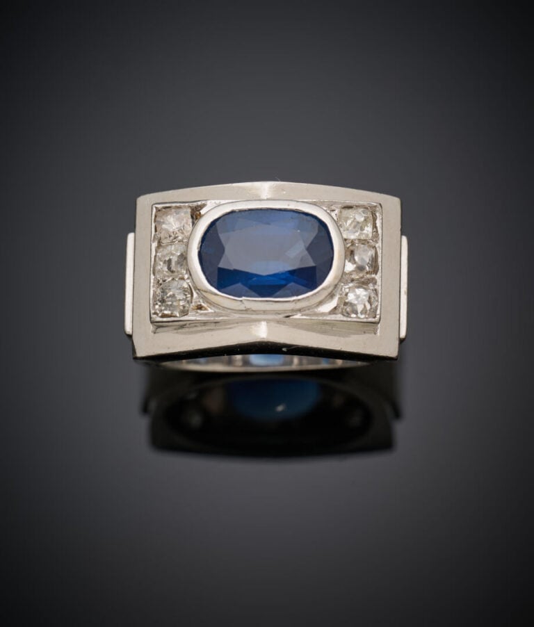 BAGUE chevalière en platine (950‰) ornée d'un saphir ovale en serti clos (trace…