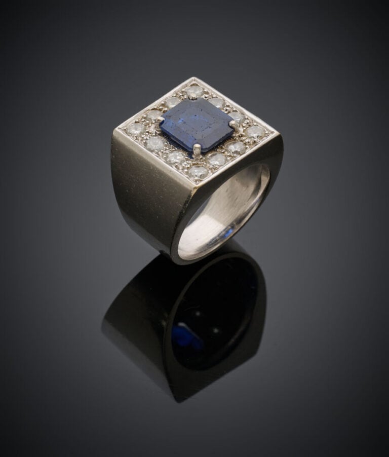BAGUE chevalière en platine (min. 800‰) serti d'un saphir octogonal taillé à de…
