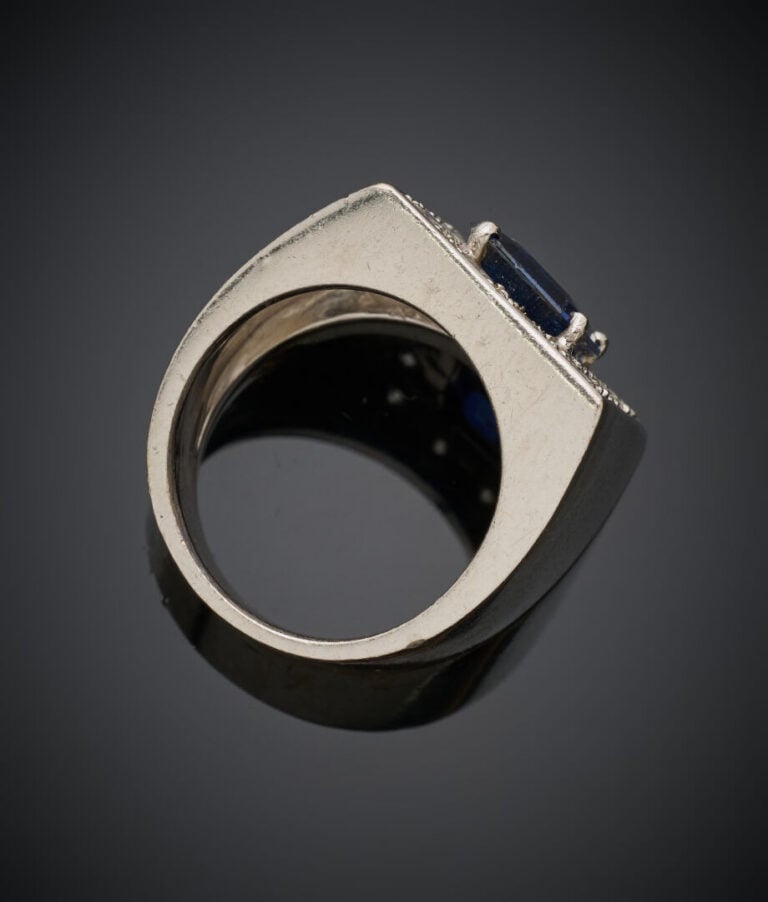 BAGUE chevalière en platine (min. 800‰) serti d'un saphir octogonal taillé à de…