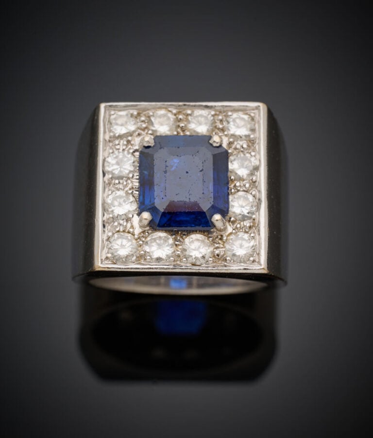 BAGUE chevalière en platine (min. 800‰) serti d'un saphir octogonal taillé à de…
