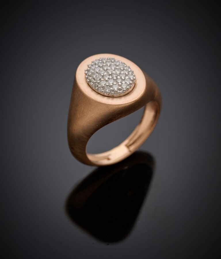 BAGUE chevalière ovale en or rose (750‰) satiné, serti de diamants taille brill…