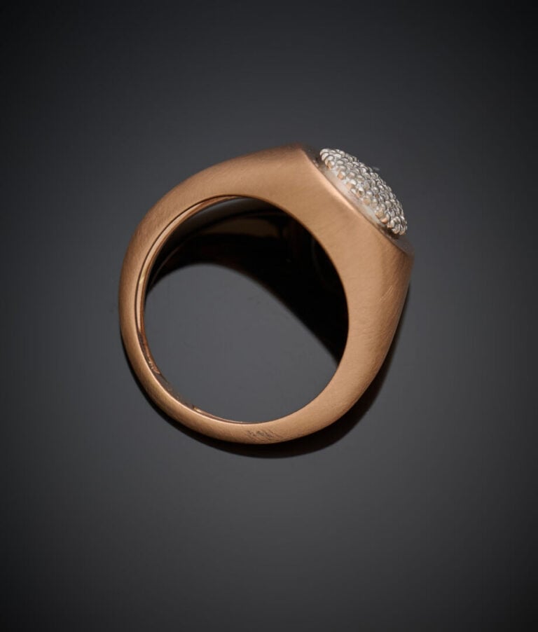 BAGUE chevalière ovale en or rose (750‰) satiné, serti de diamants taille brill…