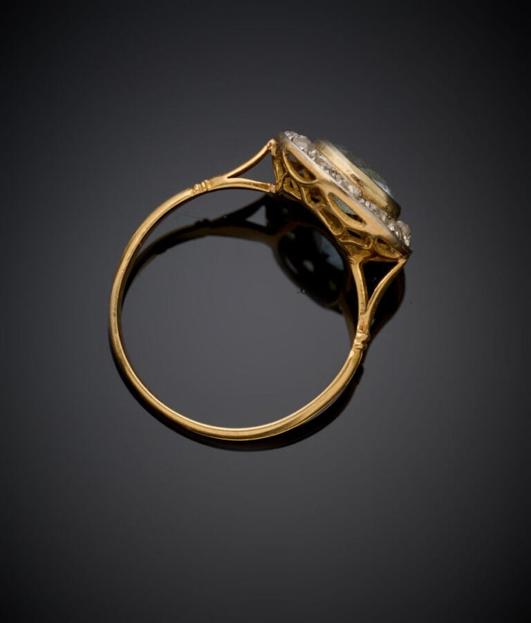 BAGUE circulaire en or jaune (750‰) serti d'une aigue-marine ronde, entourée de…
