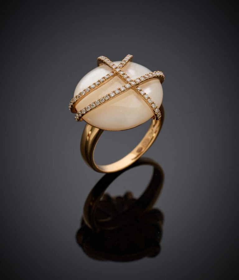 BAGUE circulaire en or rose (750‰) orné d'une perle bouton de nacre blanche sur…