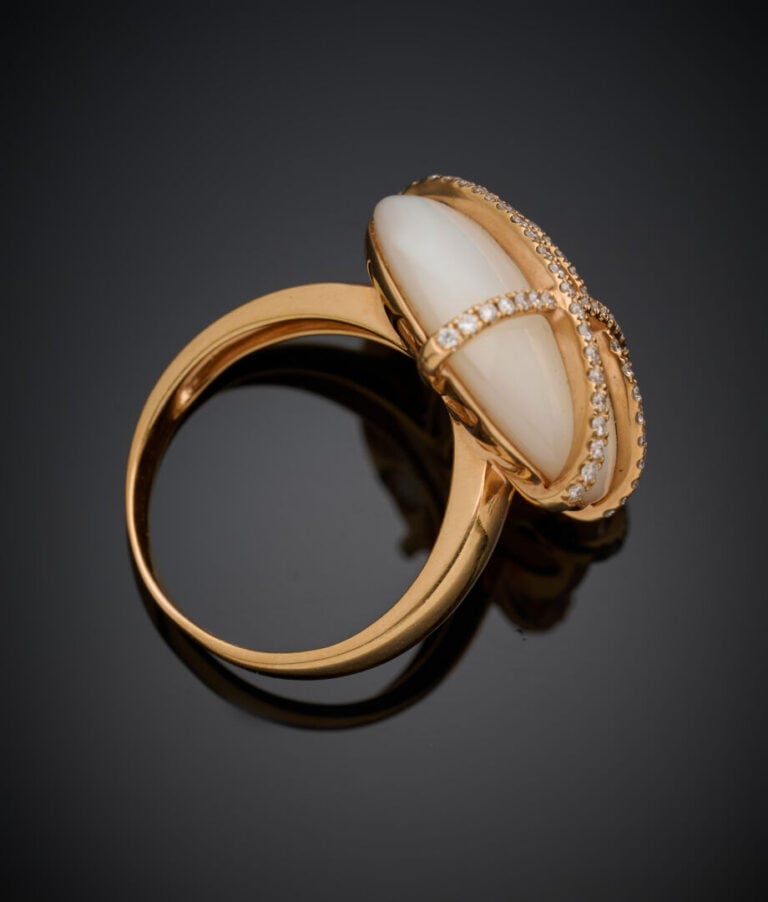 BAGUE circulaire en or rose (750‰) orné d'une perle bouton de nacre blanche sur…