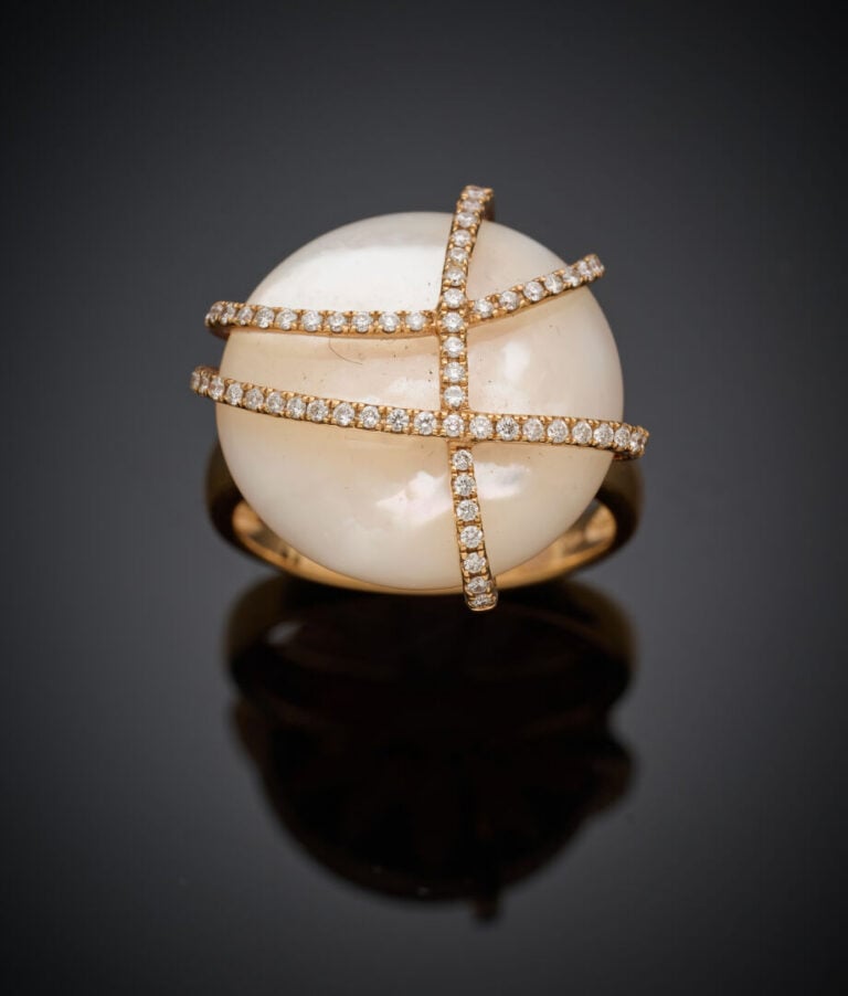 BAGUE circulaire en or rose (750‰) orné d'une perle bouton de nacre blanche sur…