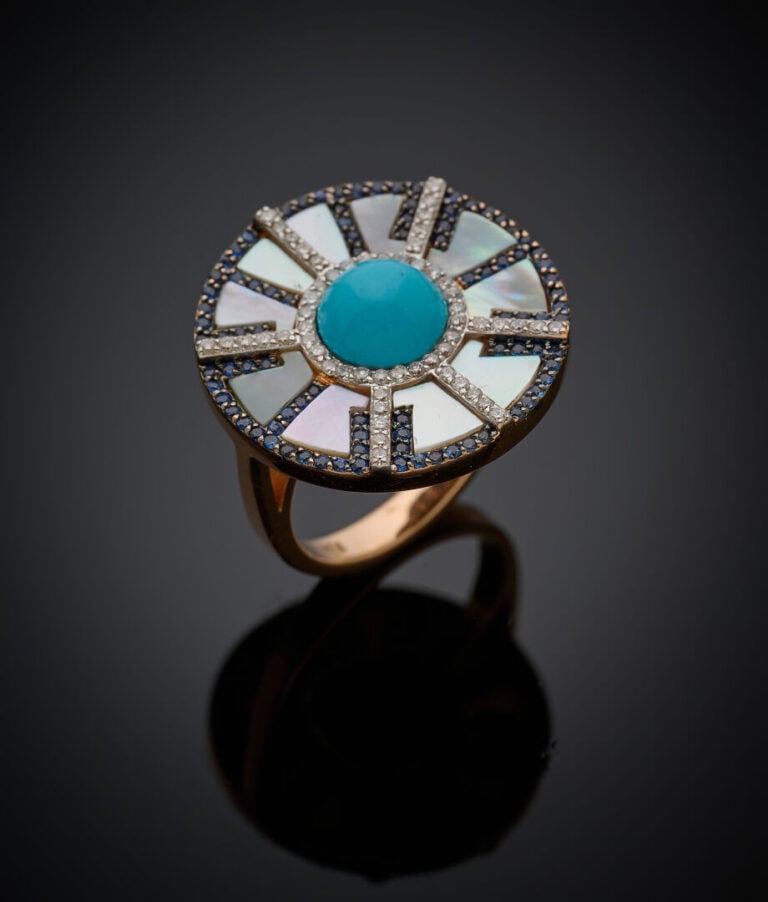 BAGUE circulaire en or rose (750‰)ornée d'une turquoise cabochon nacre blanche…
