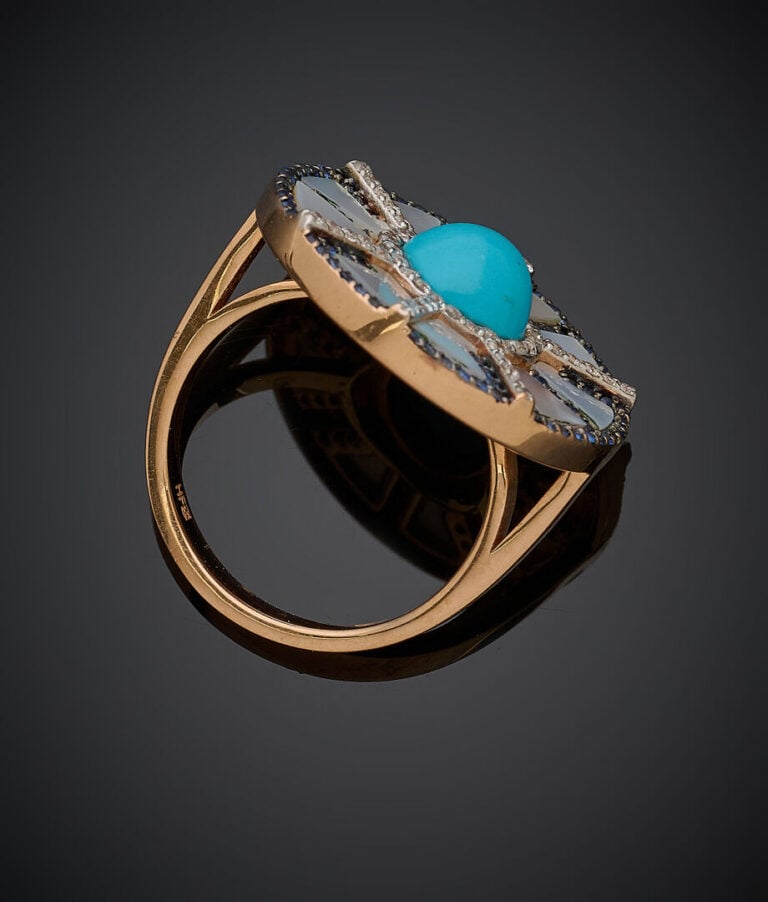 BAGUE circulaire en or rose (750‰)ornée d'une turquoise cabochon nacre blanche…