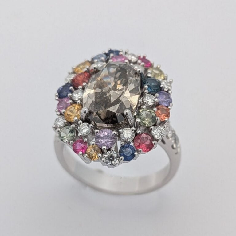 BAGUE "cocktail" en or gris (750‰) serti d'un diamant Fancy Deep Gray Yellowish…