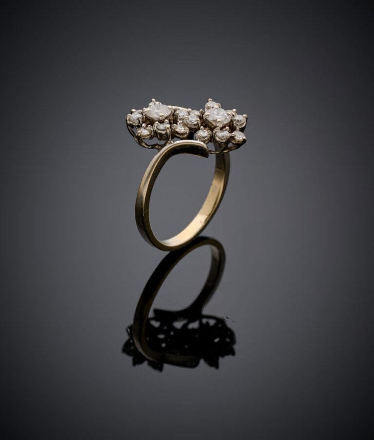 BAGUE "deux fleurs" en or gris (750‰) serti de diamants taille brillant, dont d…