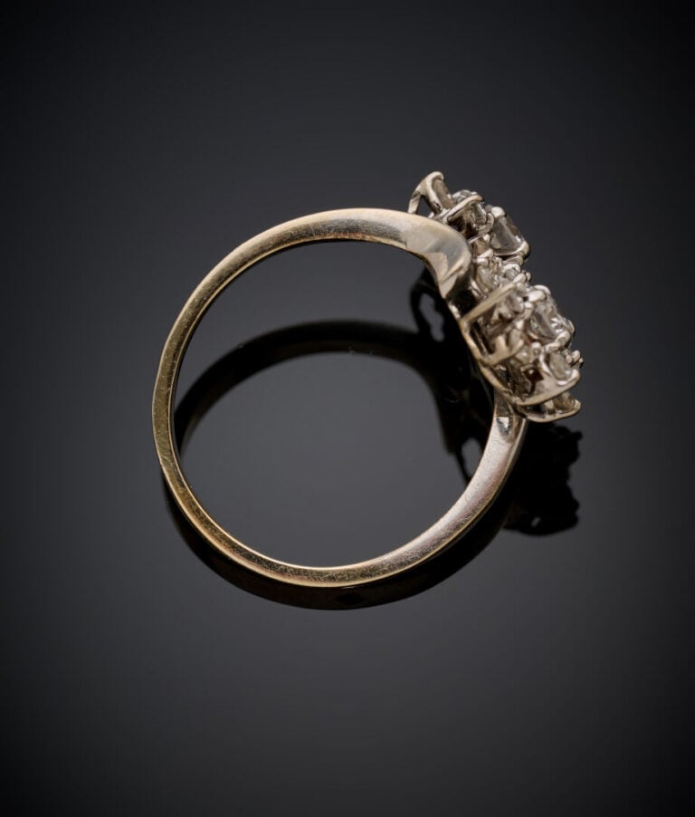BAGUE "deux fleurs" en or gris (750‰) serti de diamants taille brillant, dont d…