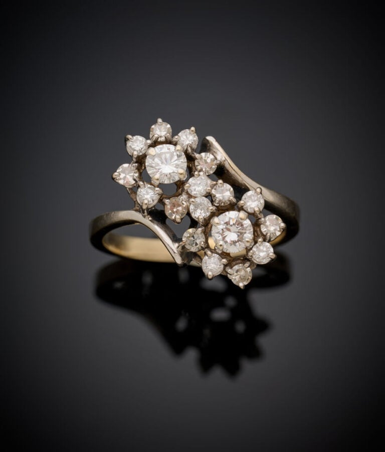 BAGUE "deux fleurs" en or gris (750‰) serti de diamants taille brillant, dont d…