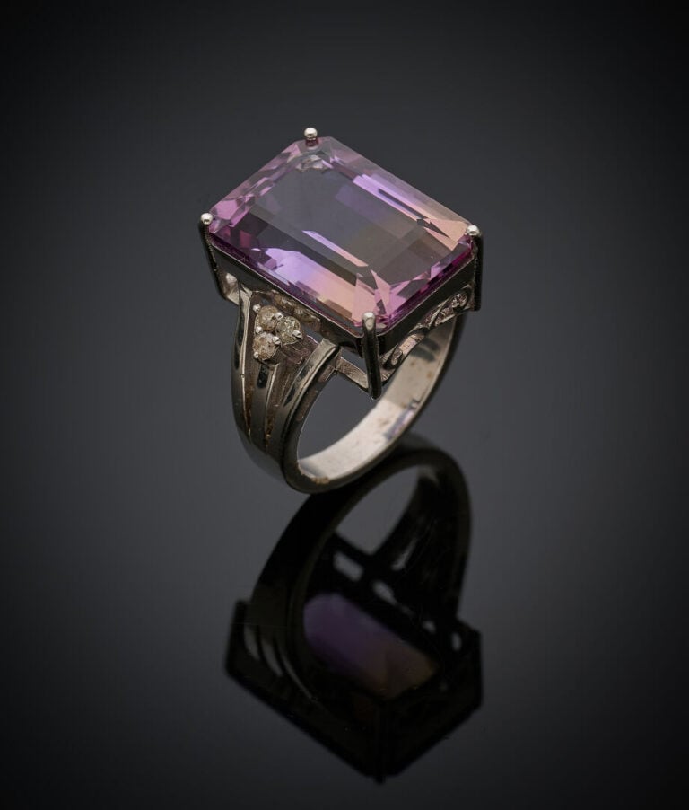 BAGUE en argent (800‰) ajouré, serti d'une amétrine rectangulaire taillée à deg…