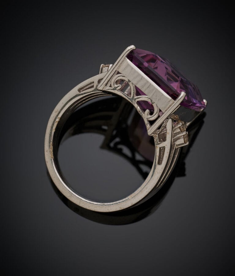BAGUE en argent (800‰) ajouré, serti d'une amétrine rectangulaire taillée à deg…