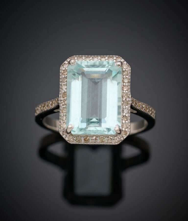 BAGUE en argent (925‰) serti d'une aigue-marine taillée à degrés, entourée de d…