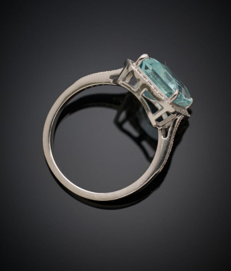 BAGUE en argent (925‰) serti d'une aigue-marine taillée à degrés, entourée de d…