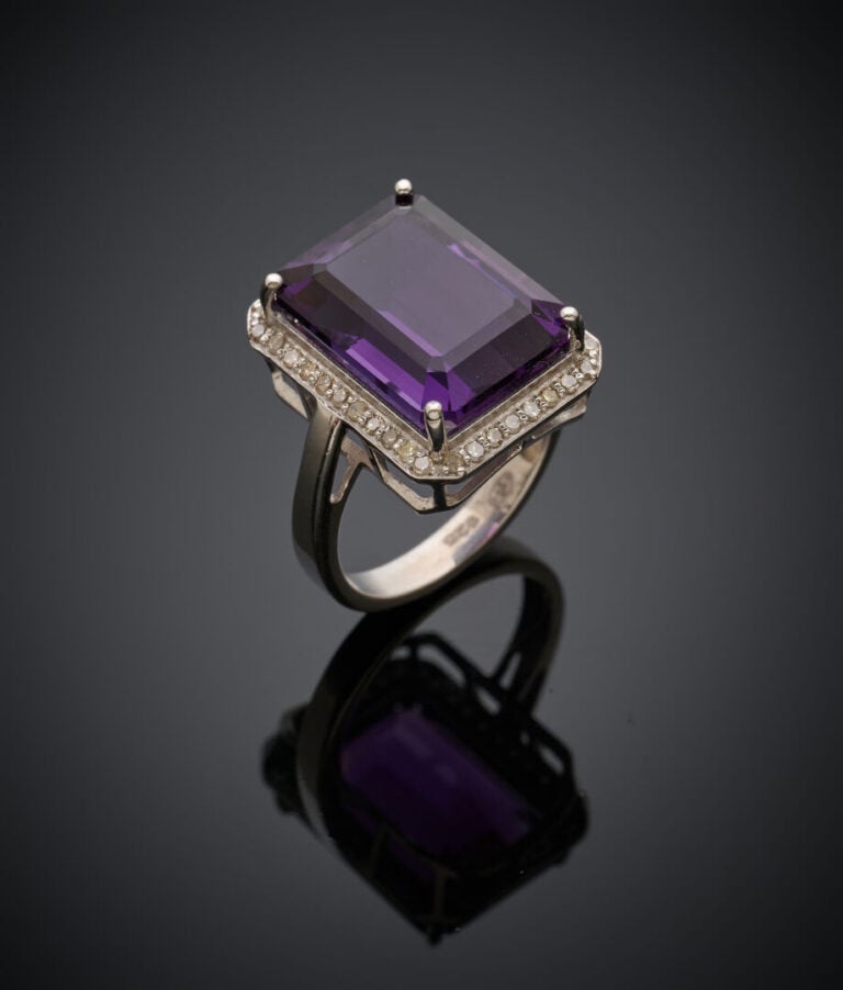 BAGUE en argent (925‰) serti d'une améthyste taillée à degrés, entourée de diam…