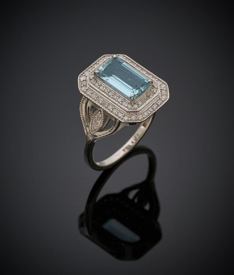BAGUE en argent (min.800‰) ajouré, serti d'une aigue-marine rectangulaire taill…