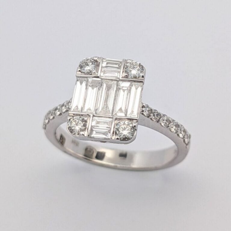 Bague en or blanc (750 ‰) centrée d'un motif rectangulaire serti de diamants ta…