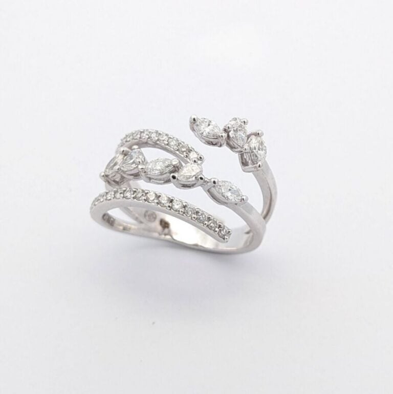 Bague en or blanc (750 ‰) serti de lignes de diamants taille brillant et de dia…